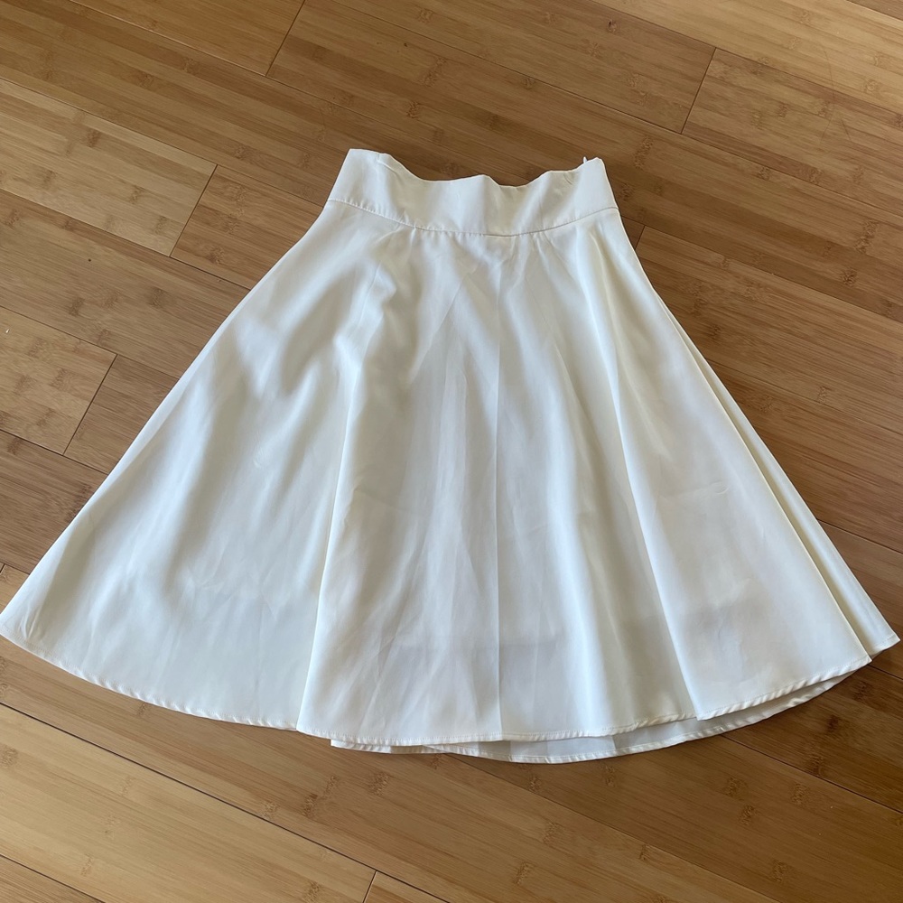 Women‘s High Waist Flared A-Line Midi Skirt. Cream. Size small.